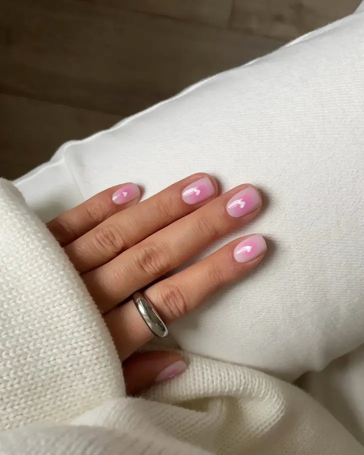 Квадратный маникюр аура с мини сердцами в центре