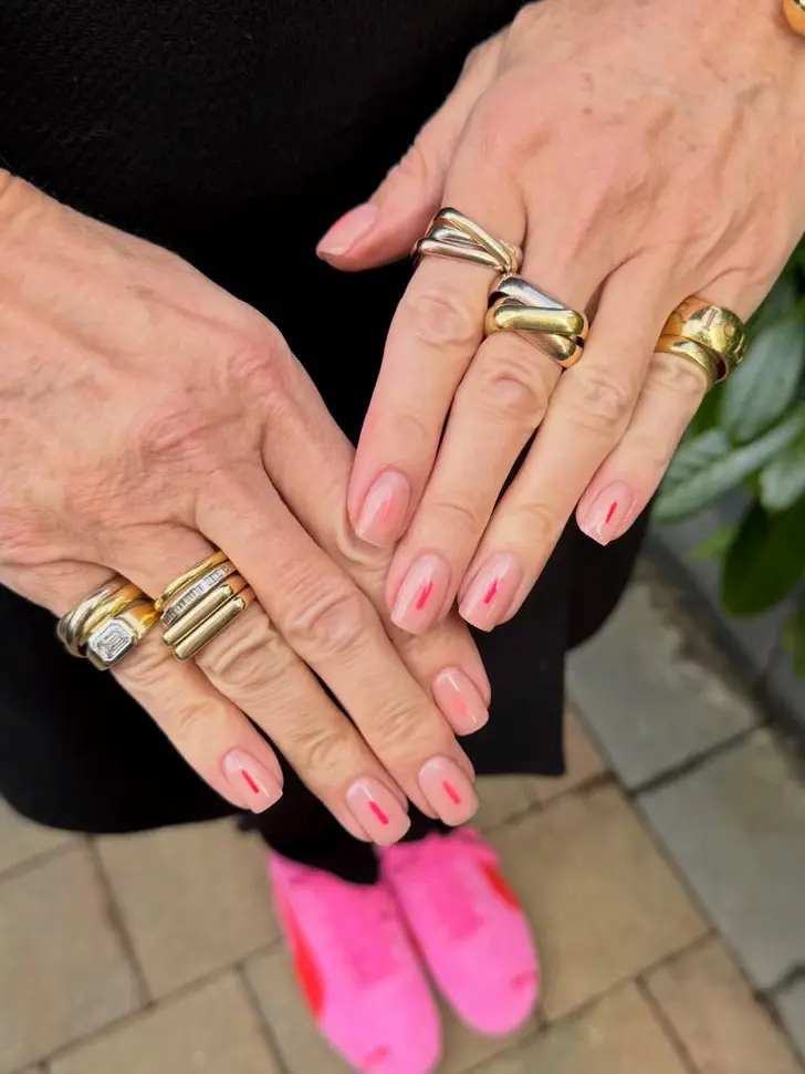 Квадратный маникюр на светлых ногтях с красными рисками