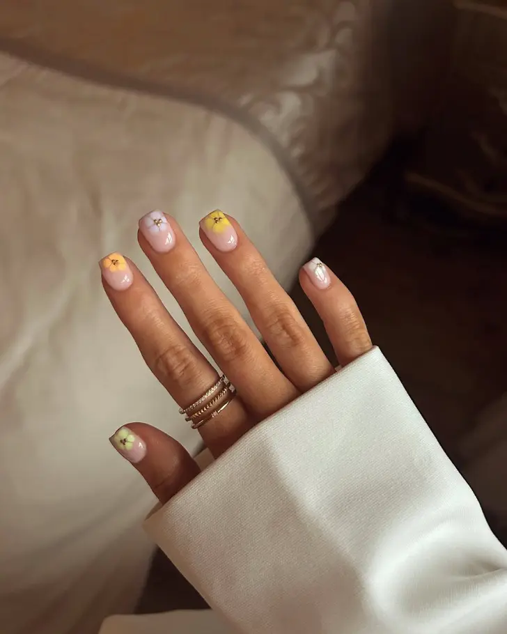 Квадратный маникюр с цветами в разных пастельных оттенках