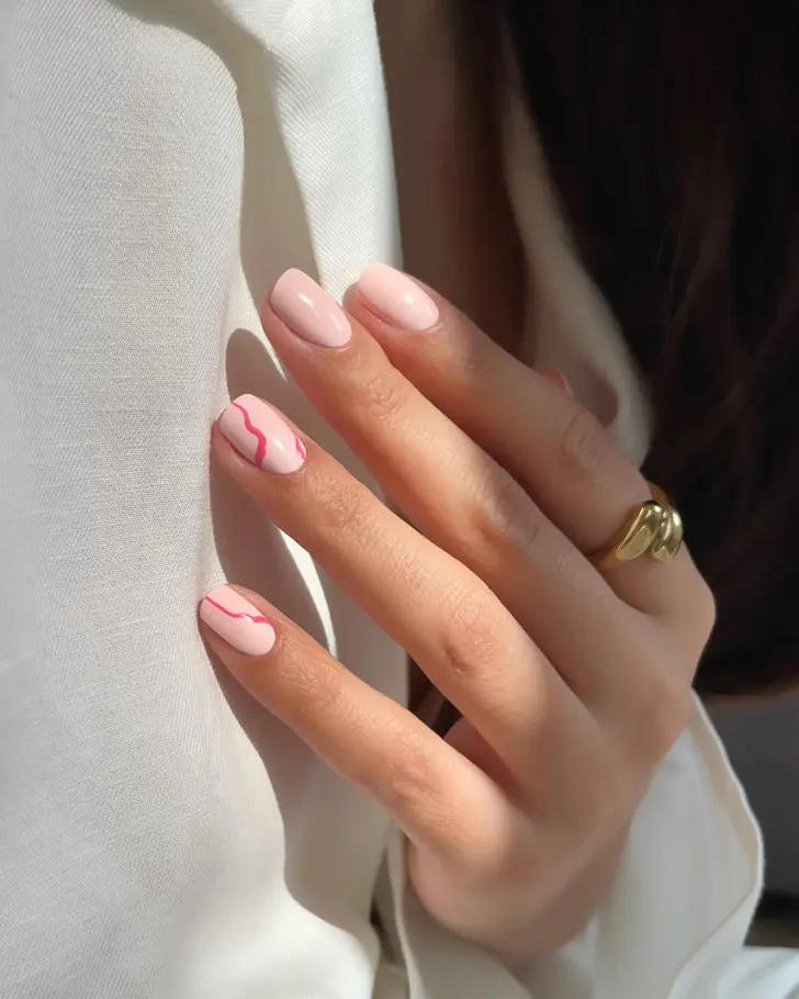 Квадратный маникюр с контрастными линиями на грязно розовой основе