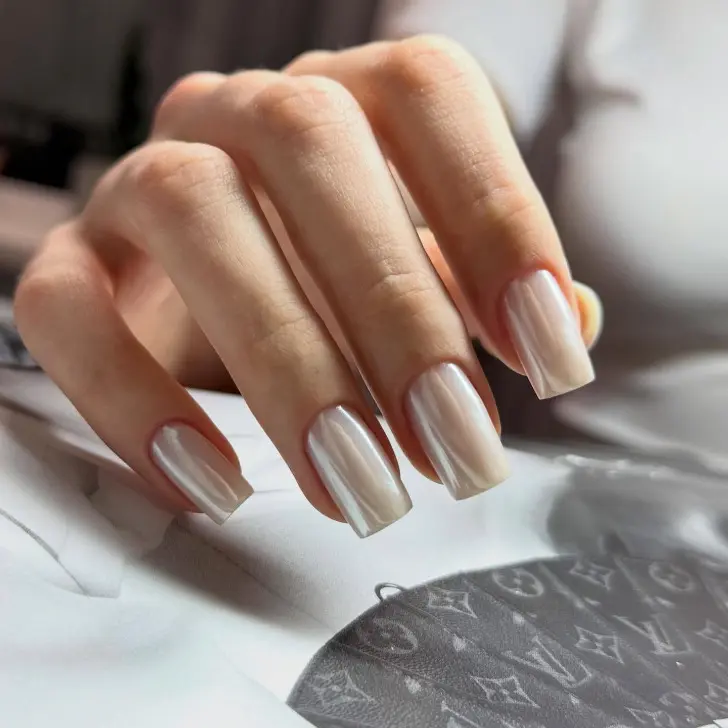 Квадратный светлый однотонный маникюр с втиркой