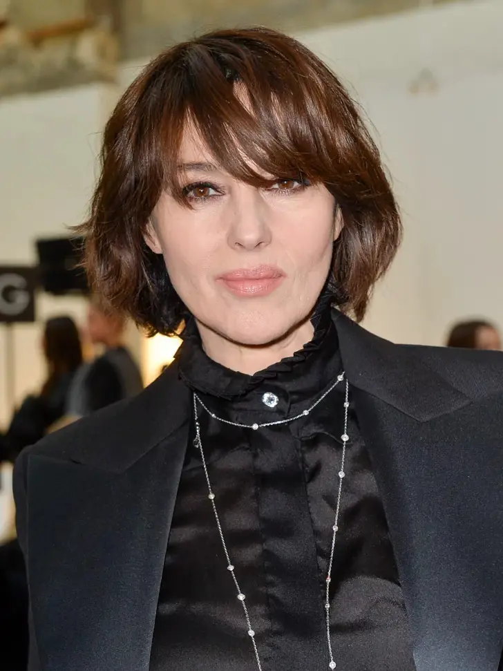 Лохматая стрижка боб с тонкой челкой и эффектом стирающим возраст