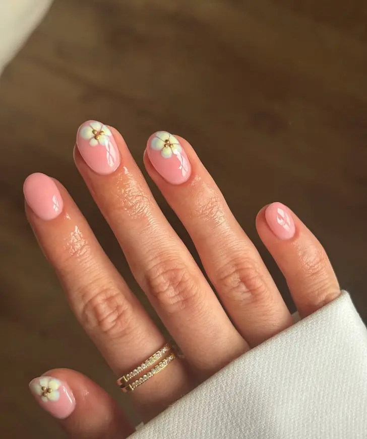Маникюр на квадратных ногтях с крупными цветами сразу в двух пастельных оттенках