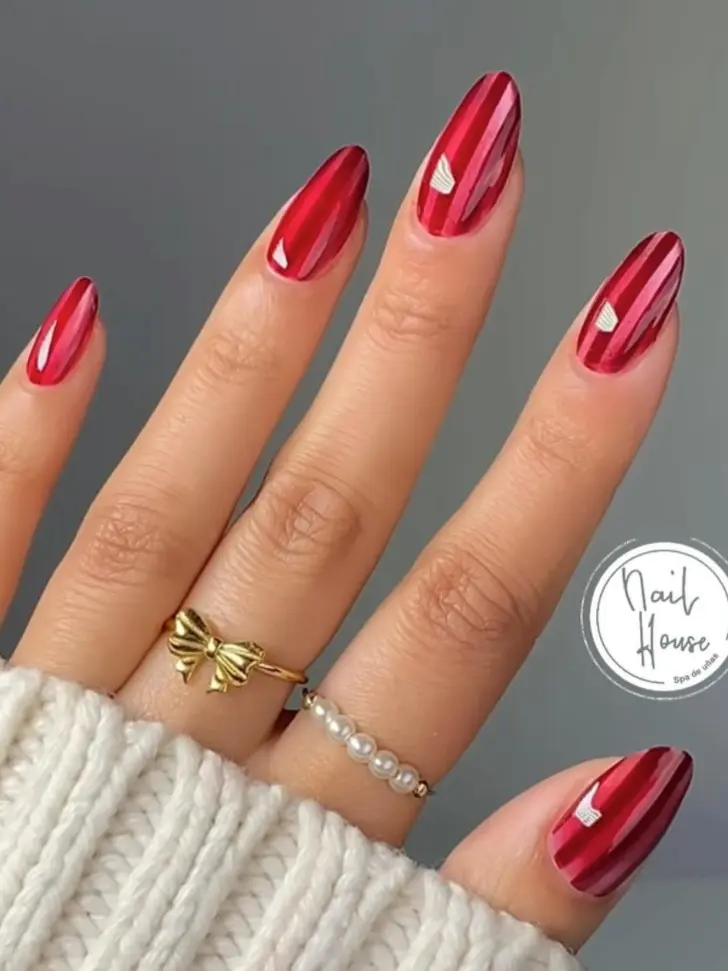 Маникюр подчеркивающий красоту рук с красными линиями двух оттенков и золотой фольгой
