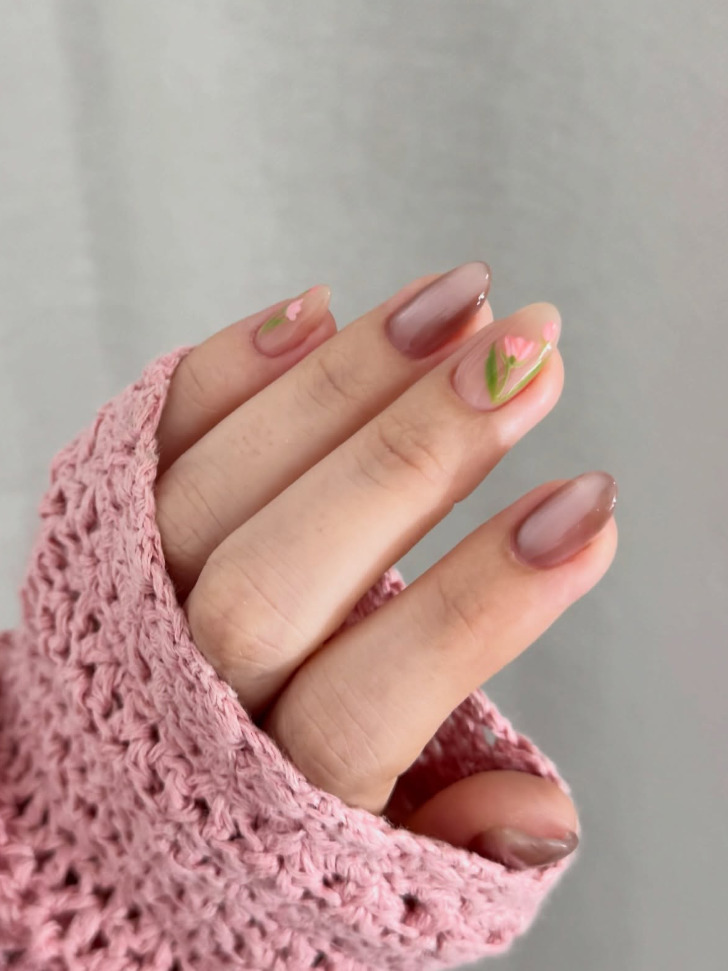 Маникюр с аккуратным легким блеском и весенним тюльпаном