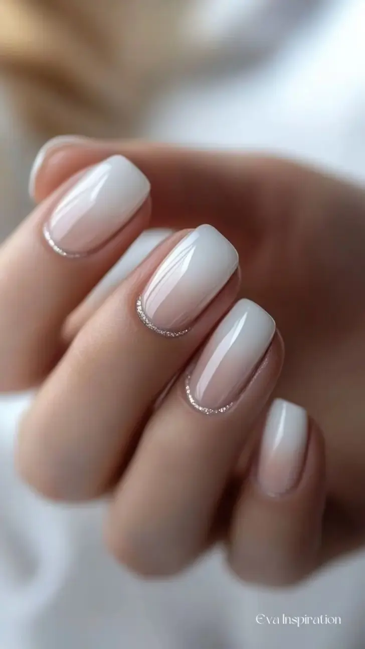 Маникюр с градиентом от белого к натуральному и серебряной лунулой