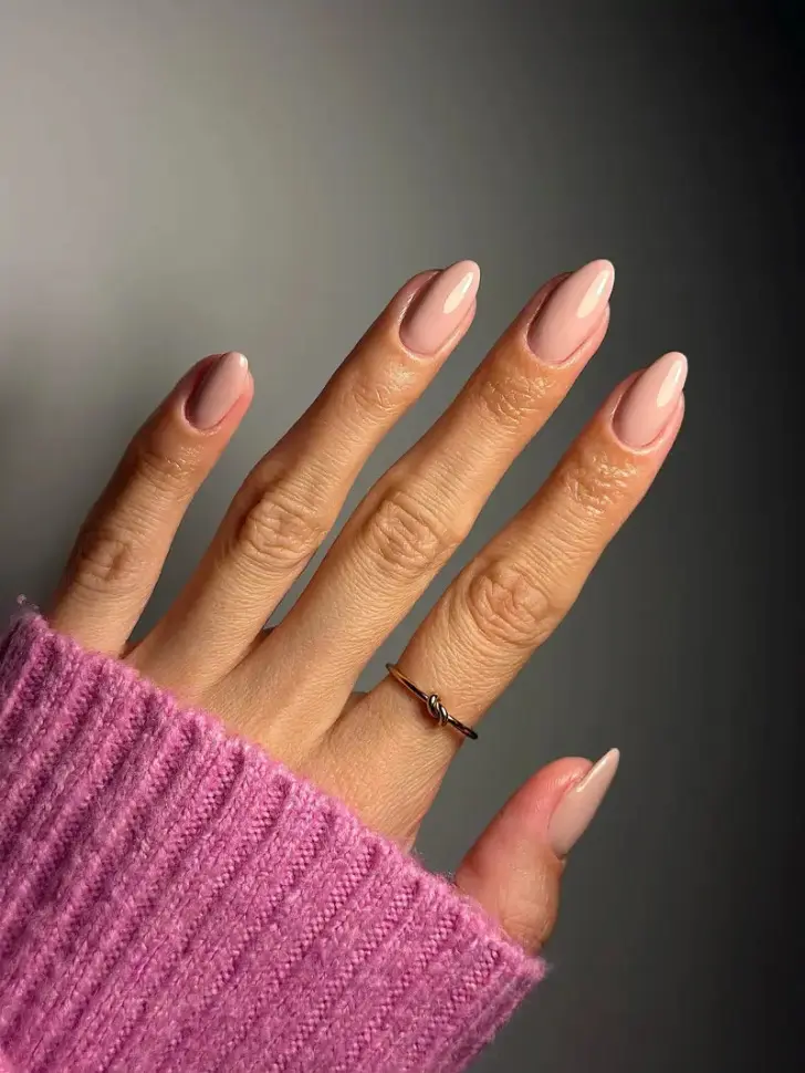 Маникюр телесного оттенка подчеркивающий красоту рук