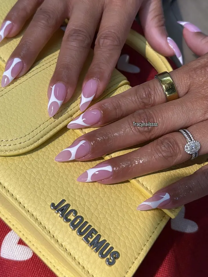 Миндальные натуральные ногти с белыми узорами смотрятся шикарно