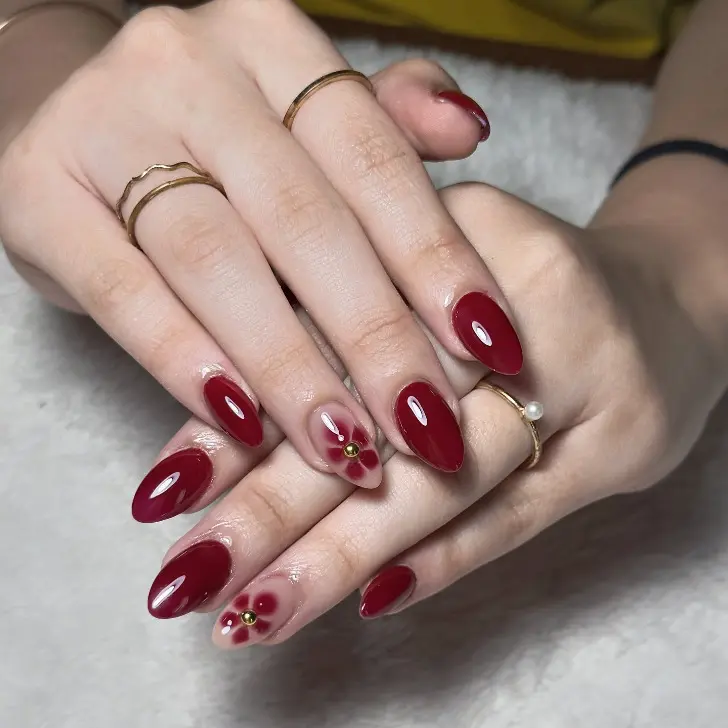 Миндальный красный маникюр с большими цветами