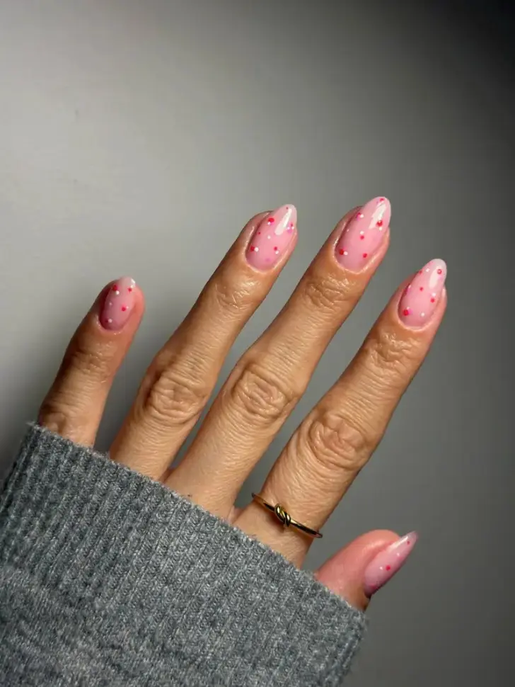 Миндальный маникюр подчеркивающий красоту рук с красными и белыми точками