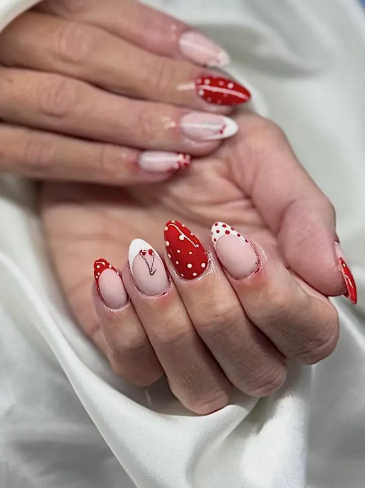 Миндальный маникюр со светлыми и красными ногтями с точками