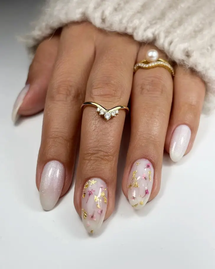 Миндальный светлый маникюр с сухоцветами и золотой фольгой