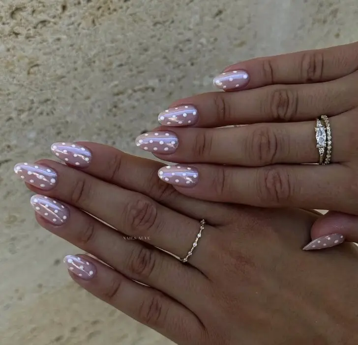 Миндальный жемчужный френч в светлых тонах с белыми точками