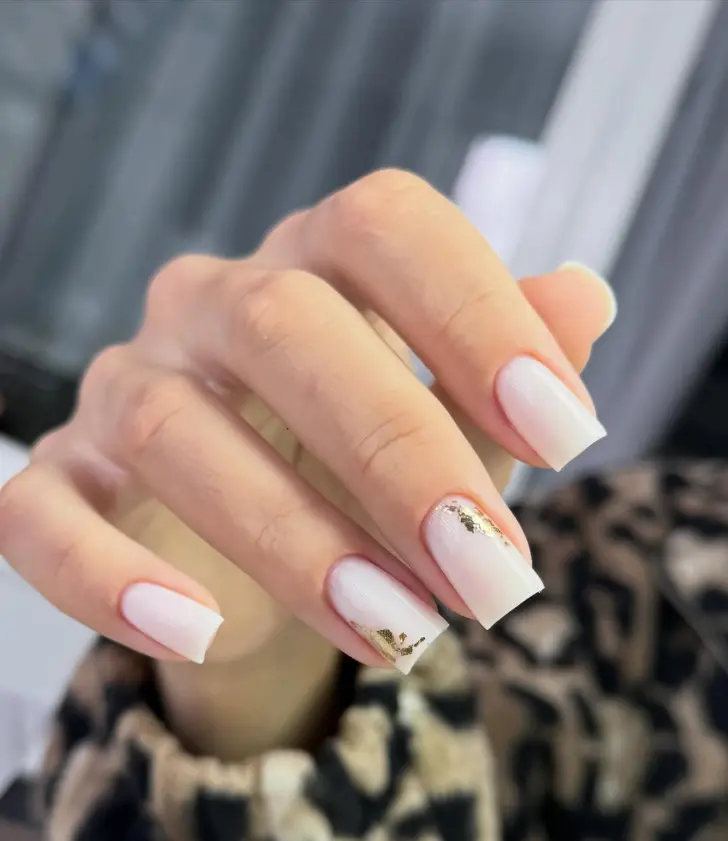 Молочные квадратные ногти с золотой фольгой
