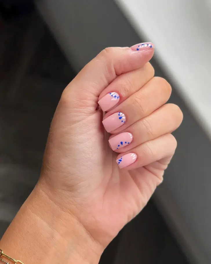 Натуральные квадратные ногти с синими точками в разных местах