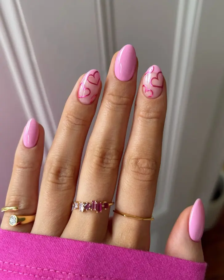 Нежно розовый маникюр с сердечками подчеркивающий красоту рук