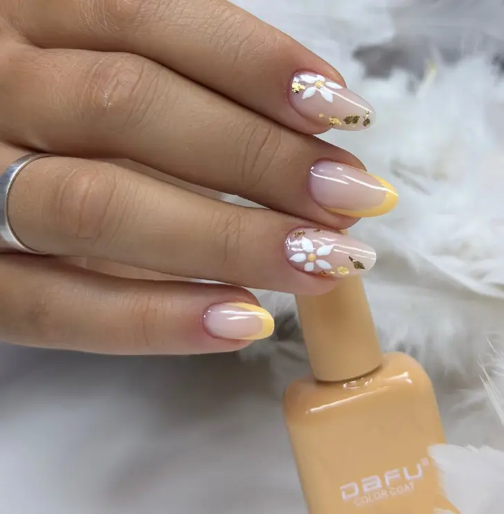 Нежный желтый френч с белыми цветами и золотой фольгой