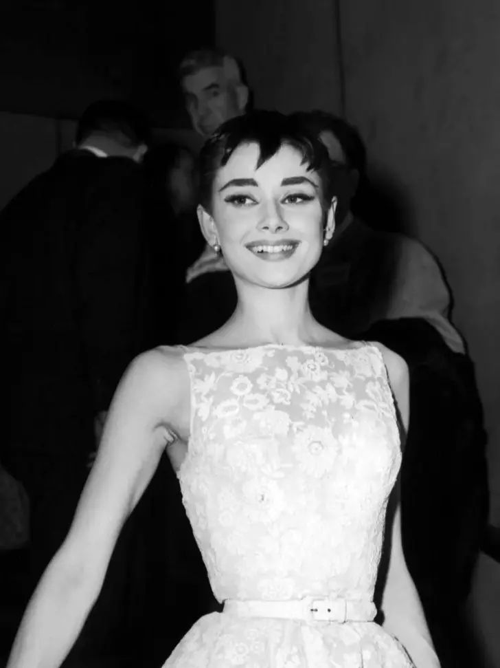 Одри Хепбёрн с короткой прической пикси с острой тонкой челкой