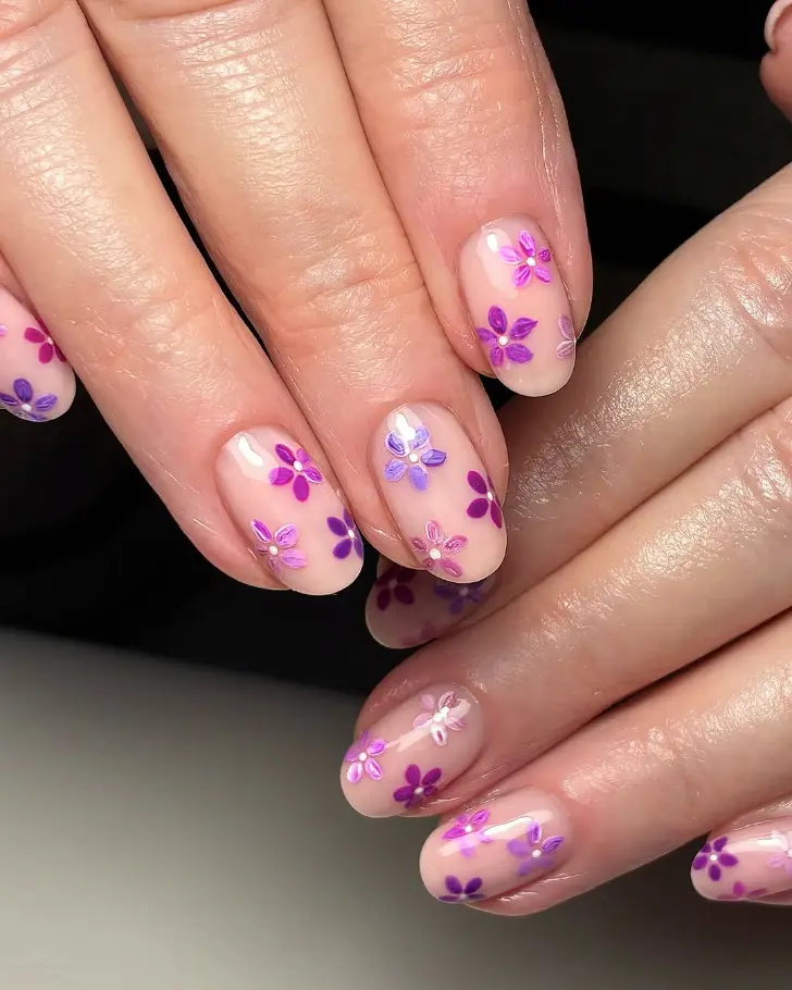 Овальные чистые ногти с фиолетовыми ромашками на 8 марта