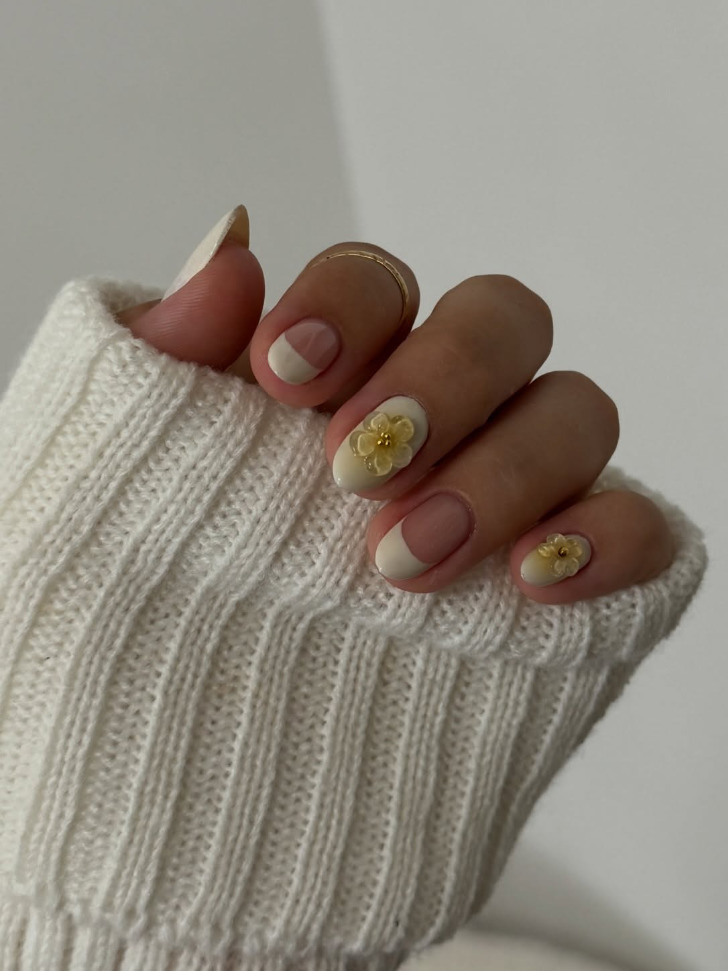 Овальный белый френч с 3D весенними цветами