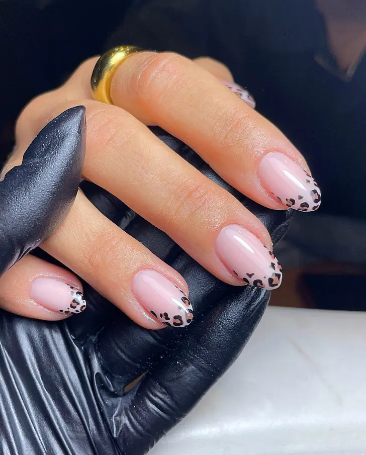 Овальный френч с леопардом шикарен