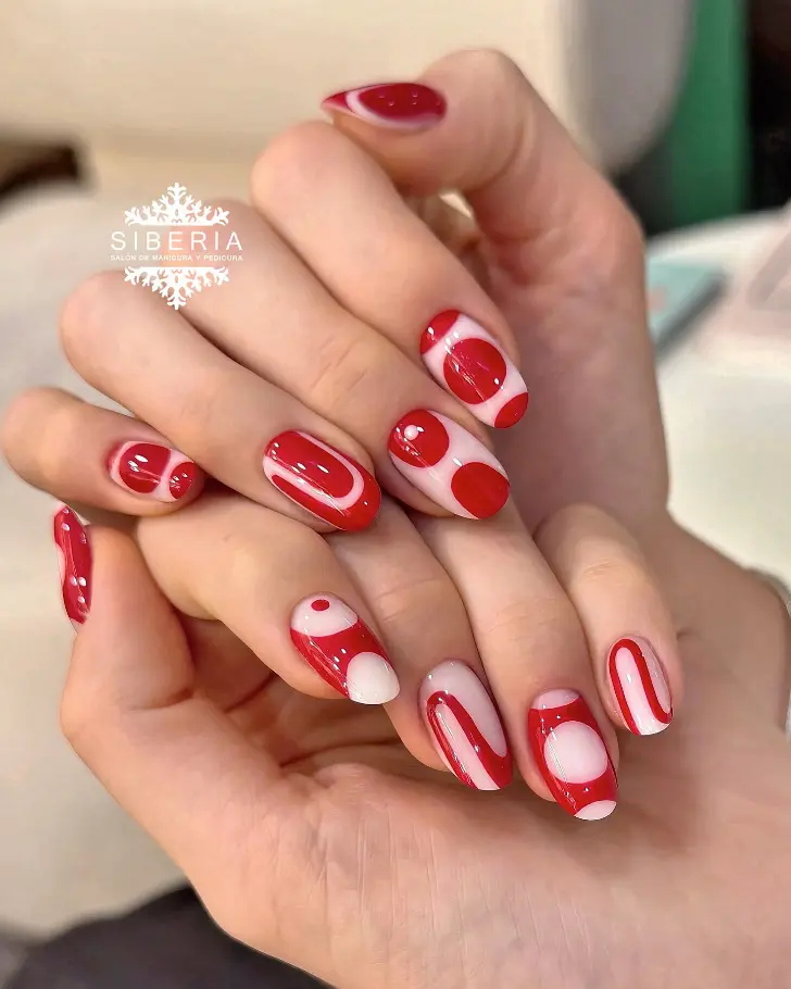 Овальный маникюр с красными геометрическими фигурами
