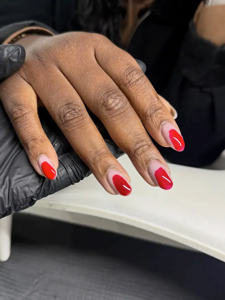 Овальный маникюр с красными овалами неправильной формы