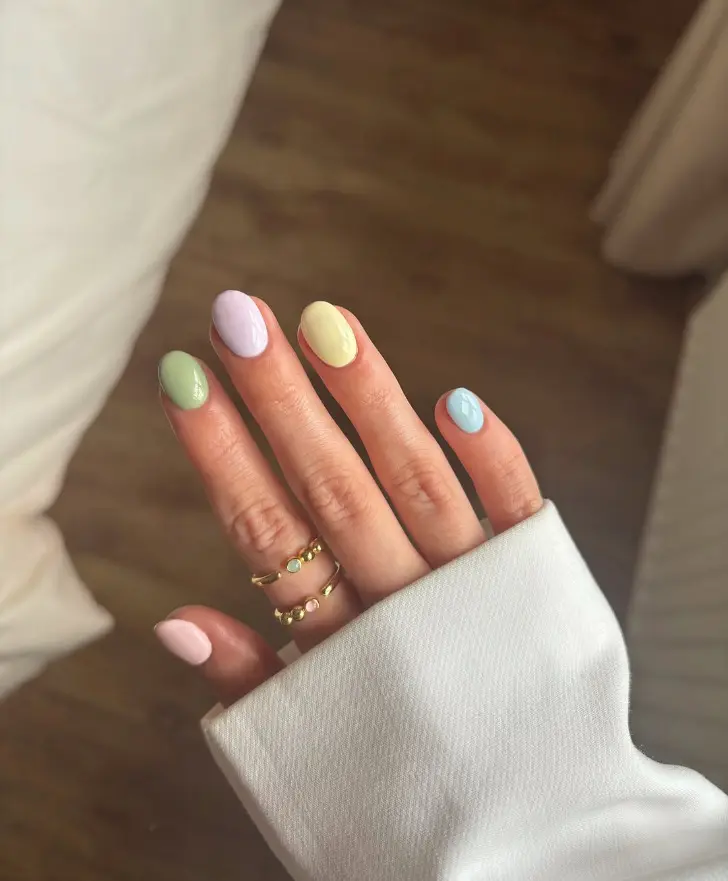 Овальный маникюр с ногтями в различных пастельных оттенках