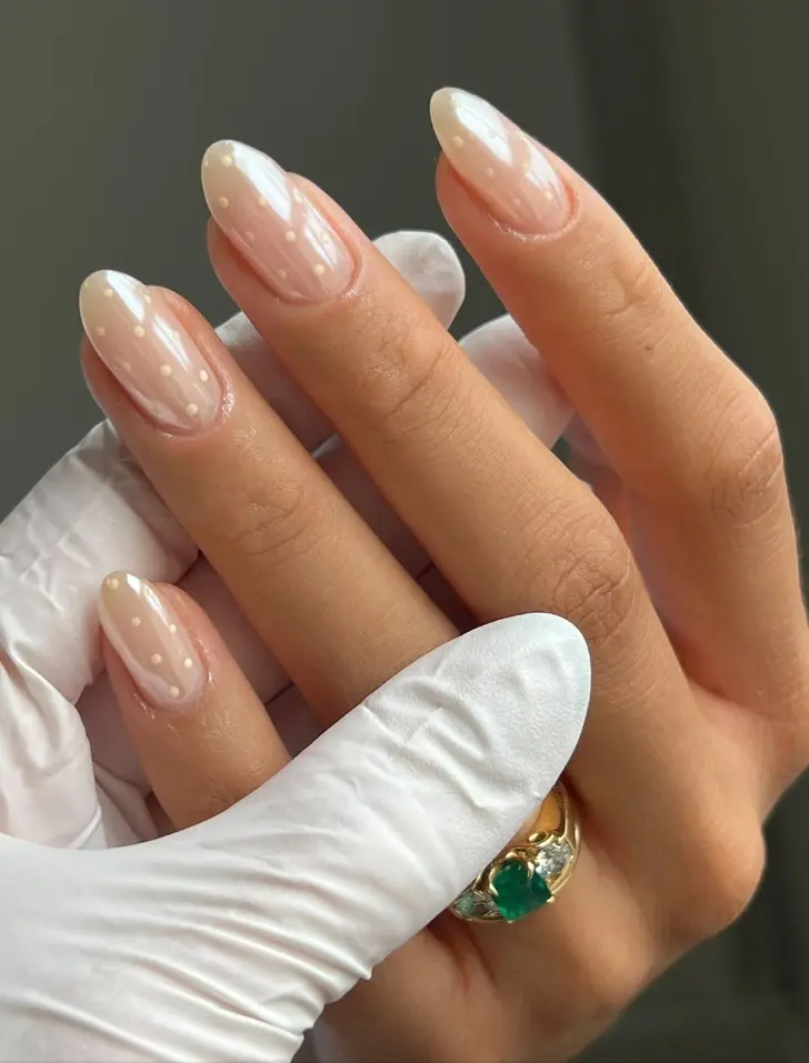 Овальный маникюр с жемчужной основой и масляно желтыми точками