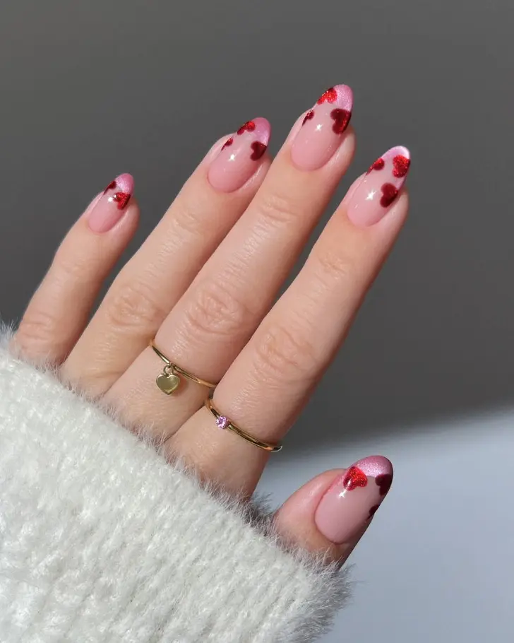 Овальный розовый френч с красными бархатными цветами