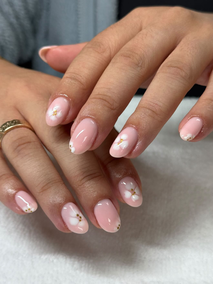 Овальный весенний маникюр с красивыми белыми цветами