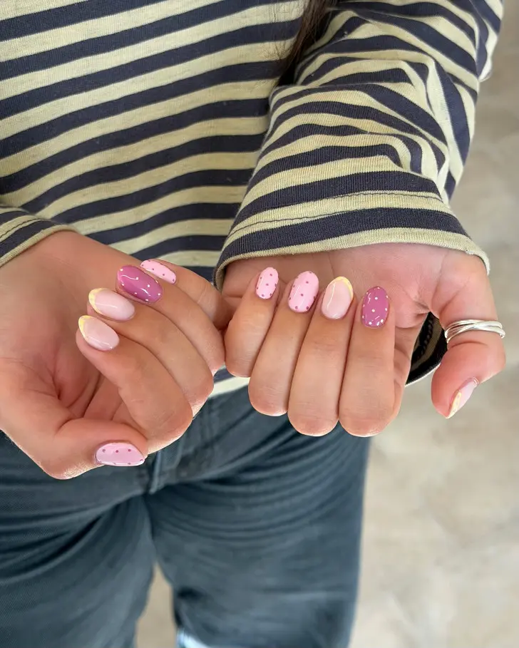 Пастельный френч с разного оттенка пастельного точками