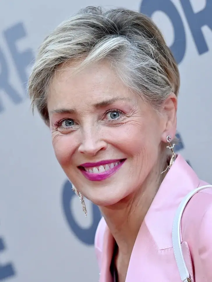 Прическа аккуратная пикси с пробором и тонкими волосами для женщин за 60