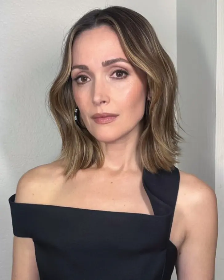 Прическа боб с пышными кончиками для современных женщин за 60