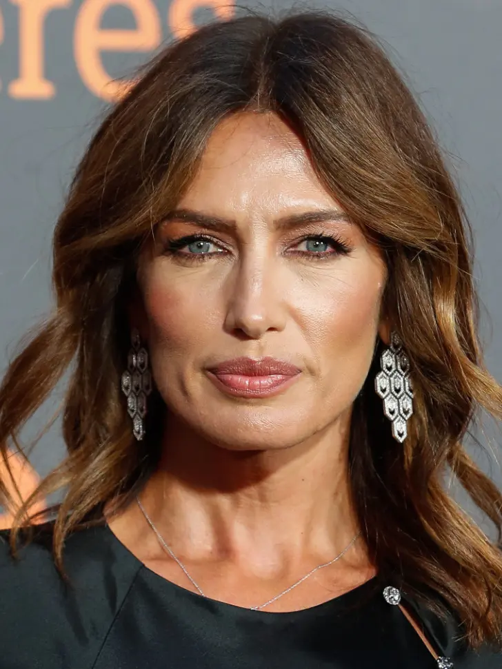 Прическа длинный боб с челкой занавеской и пробором