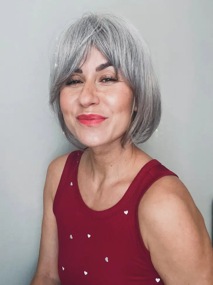 Прическа каре с сединой и челкой шторкой для женщин за 60