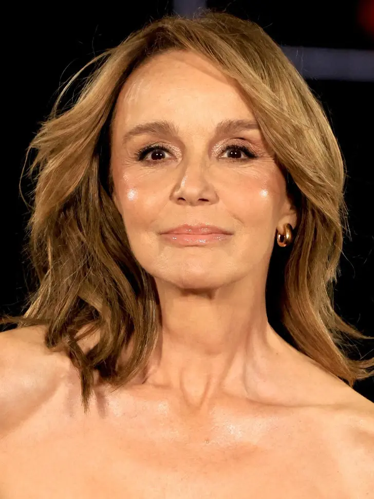 Прическа на тонких волосах с женственной укладкой