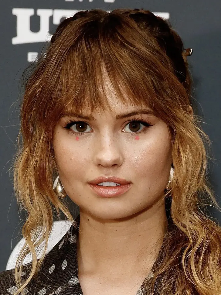 Прическа обрамляющая лицо и длинной челкой