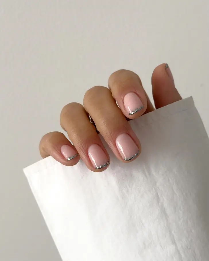 Серебристый френч с волной на чистой основе