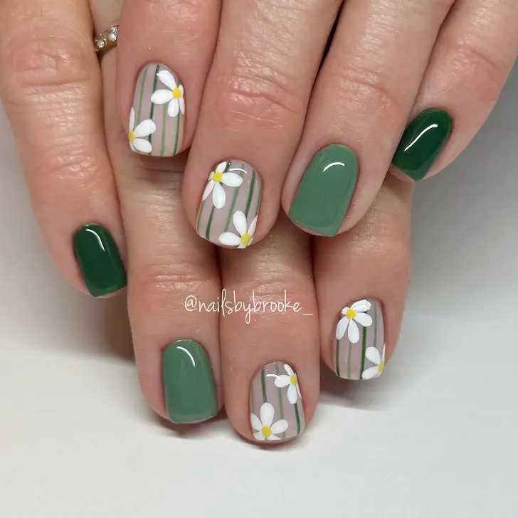 Шалфейный маникюр с белыми ромашками и весенним шиком