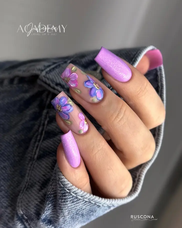 Шикарный фиолетовый маникюр с весенними цветами