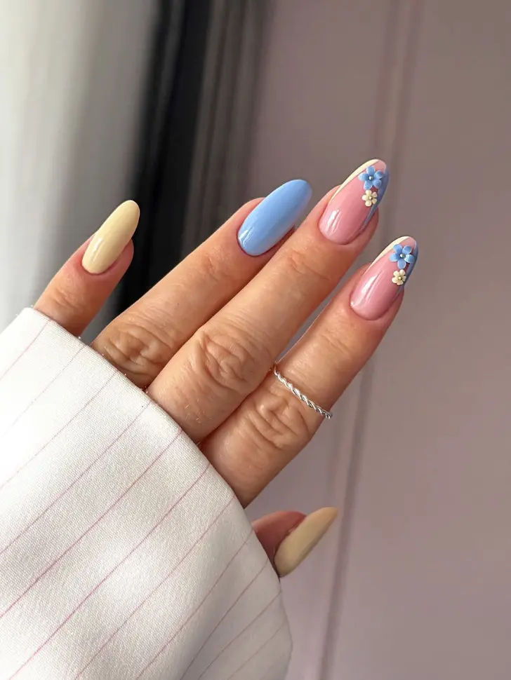 Шикарный весенний маникюр в пастельных тонах с мини ромашками
