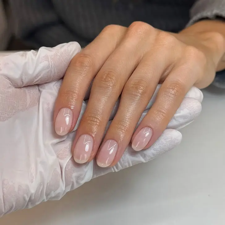 Стильный светлый маникюр с тонкими белыми линиями в лунуле