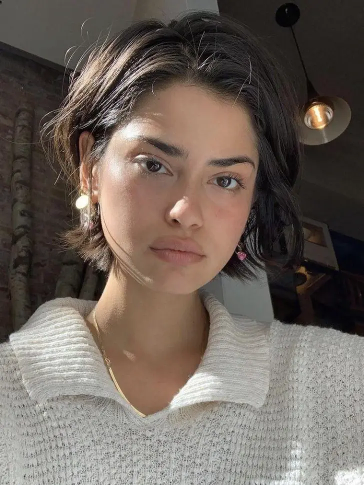 Стирающая возраст стрижка бикси с пробором и дерзкой укладкой