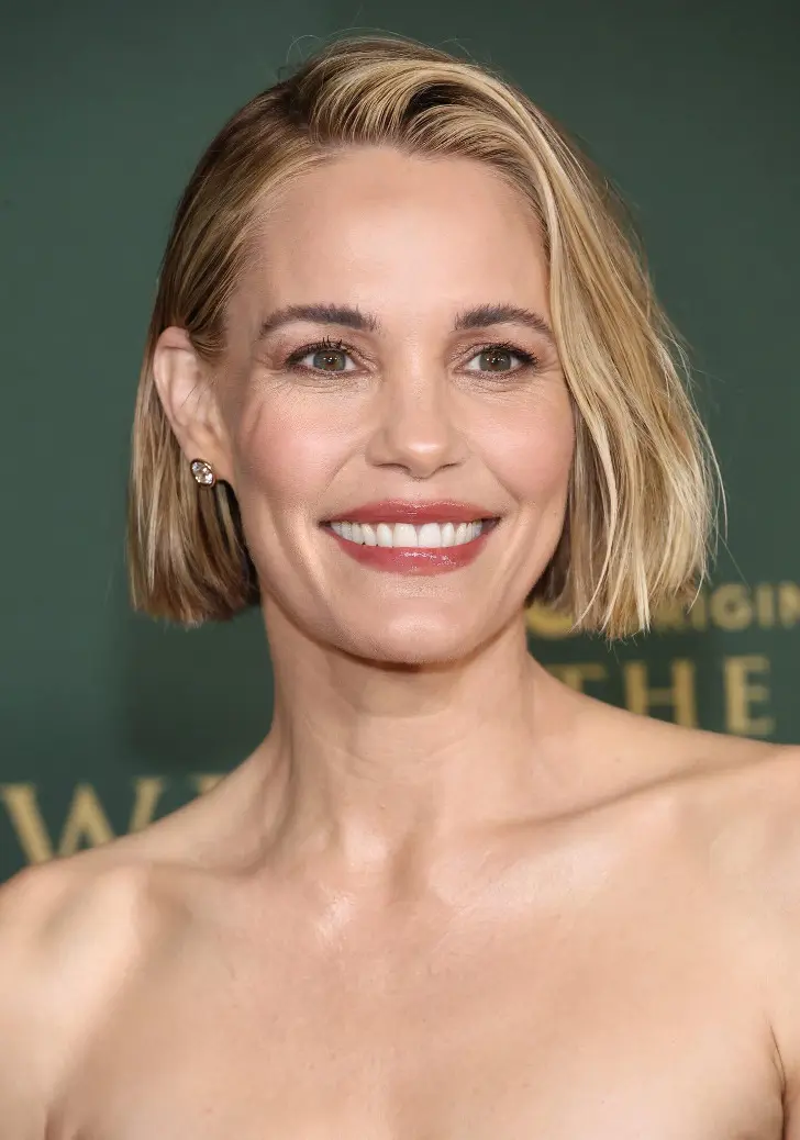 Стирающая возраст стрижка боб с косой челкой зачесанной вверх