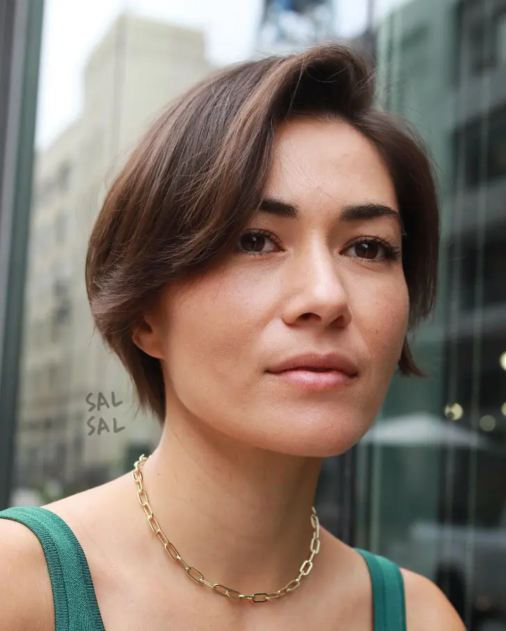 Стрижка бикси с боковым пробором и изящной челкой