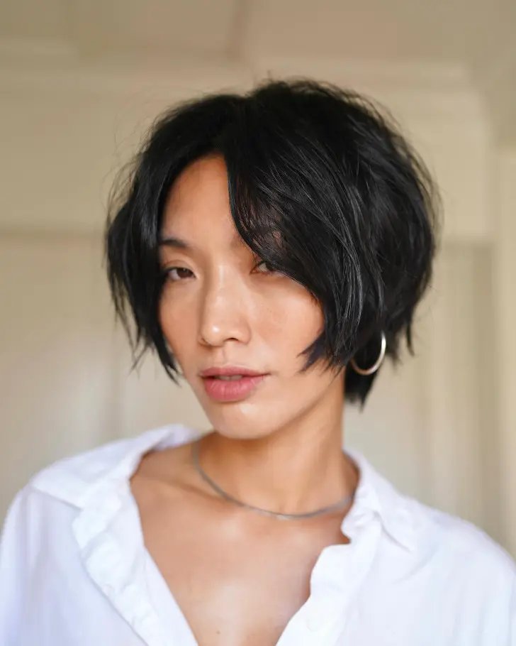 Стрижка бикси с челкой шторкой обрамляющей лицо