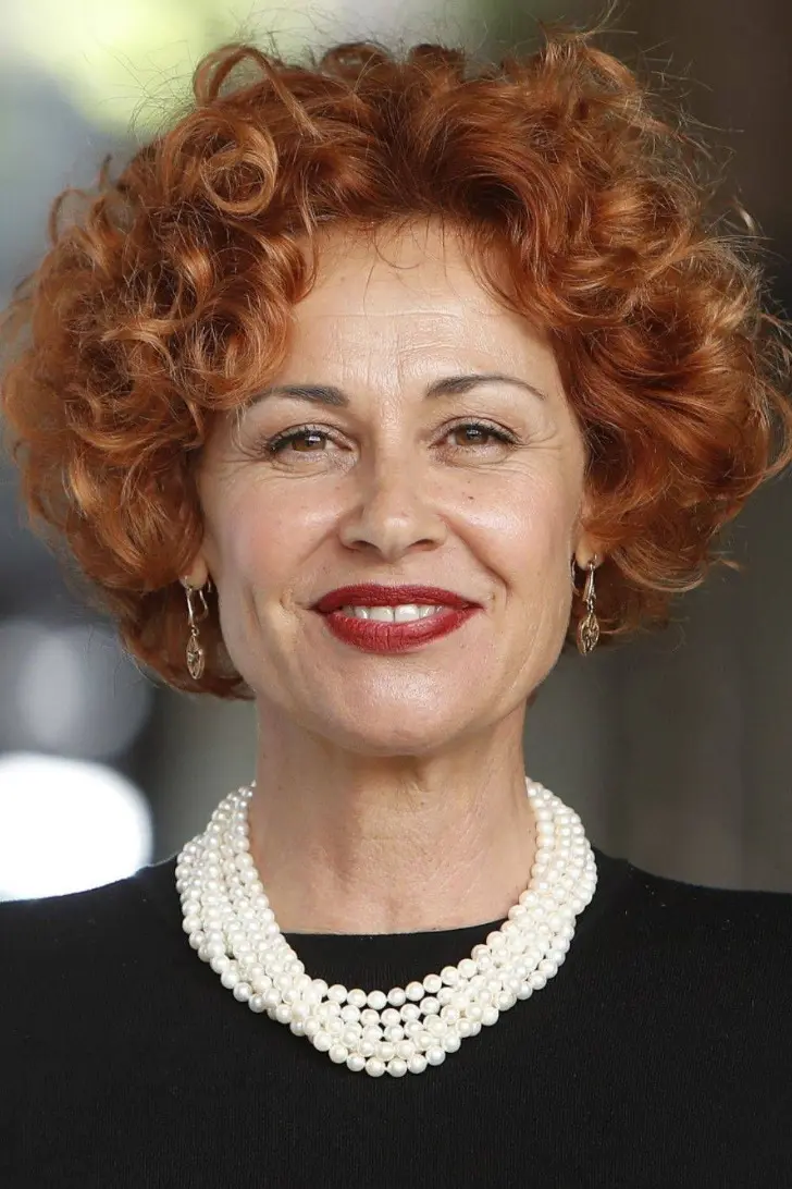 Стрижка бикси с кудрявыми волосами с равномерным объемом