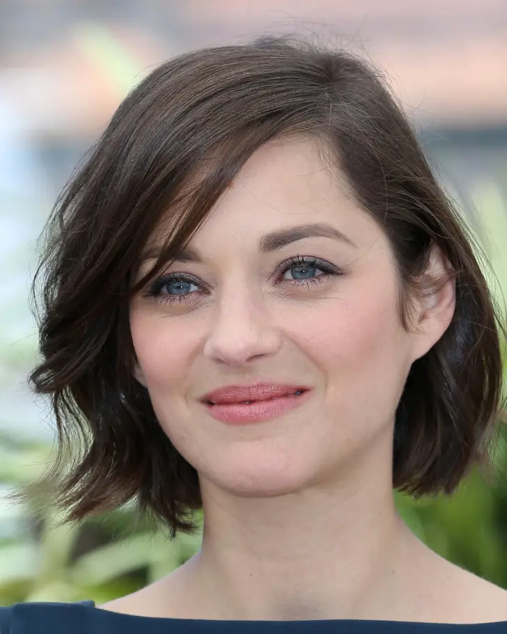 Стрижка боб с длинной тонкой челкой и стирающим возраст эффектом