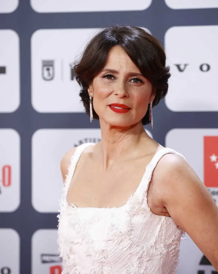 Стрижка до середины уха с модной челкой шторкой